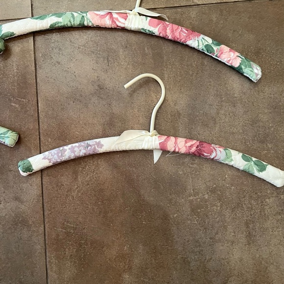 Set of 15 Gently Used Padded Hangers in Vintage Cabbage Rose Cotton Fabric - Picture 6 of 12
